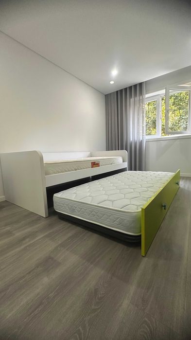 Mobília de Quarto Juvenil Completa (Cama Dupla + Cómoda + Mesa Cabeceira)