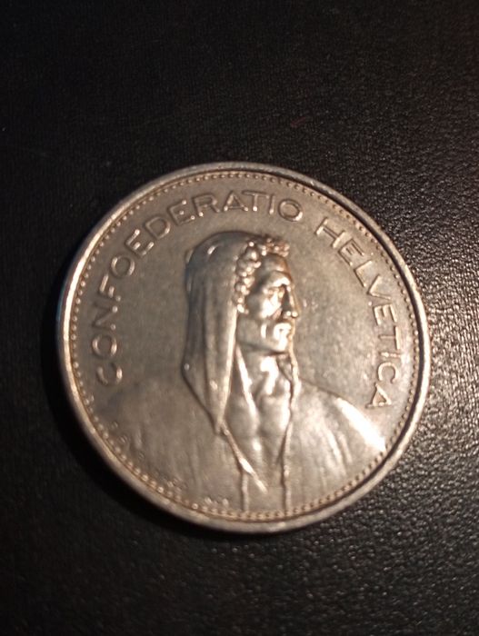 2 moedas de	5 Rappen (1944) e 5 Francos Suiços (1966) conf helvetica
