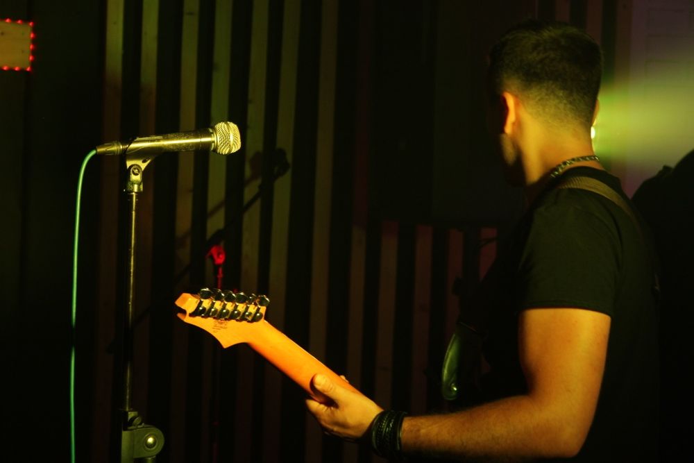 Гітарист в гурт BlueKai