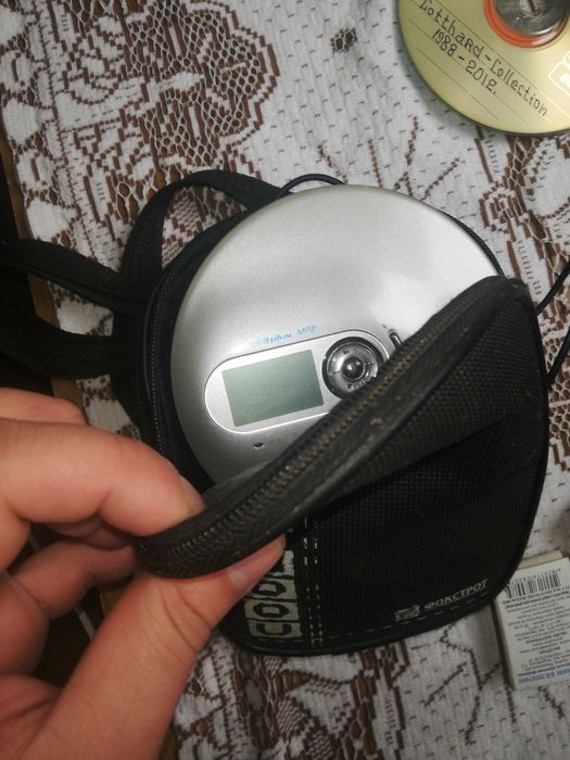 портативний CD-плеєр Sony Walkman моделі D-NE700