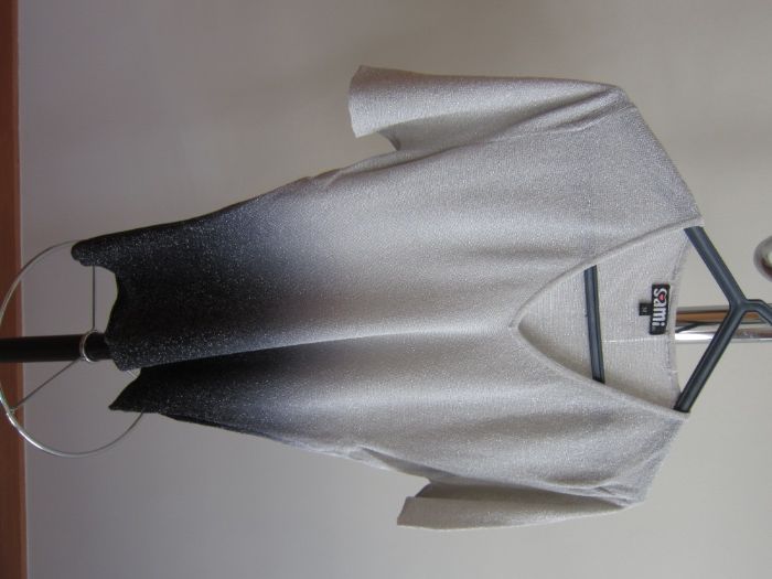 Blusa de Senhora com decote em bico de manga curta Cinzenta com 2 tons