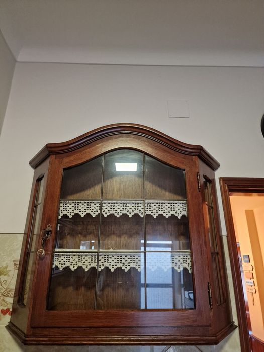 Vitrine em Madeira e Portas em Vidro