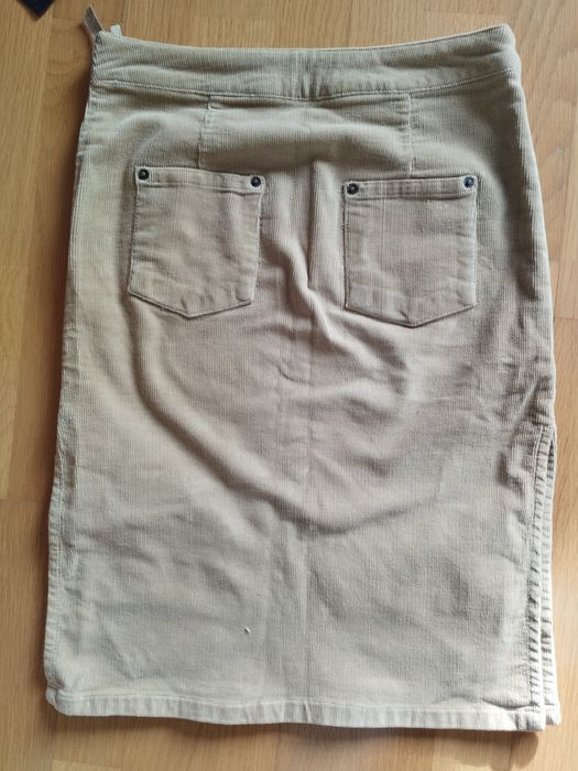 Saia beje com motivos florais da TRF (Zara) tamanho 36.