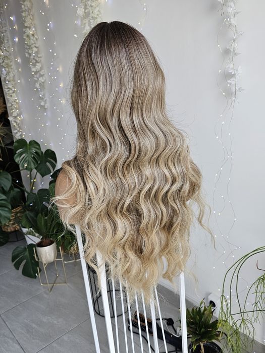 Długa peruka Dalia blond ombre fale imitacja skóry naturalny efekt