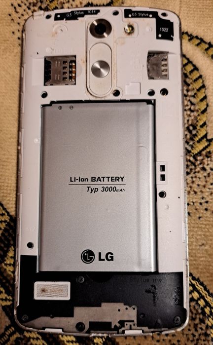 Телефон LG на деталі