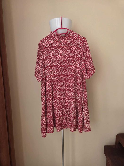 Sukienka w kwiaty czerwona boho etno rustykalna Magasin Du Nord