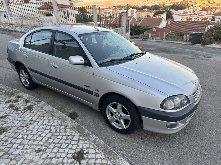 Toyota Avensis 2.0 D4-D de 2000, em bom estado de circulação