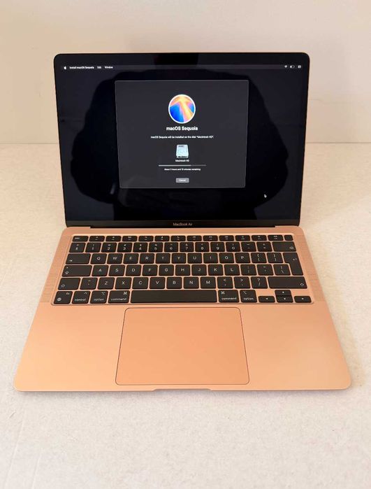 MacBook Air 13” M1 2020 / 8 GB / 512 GB / Gold / komplet + etui Thule