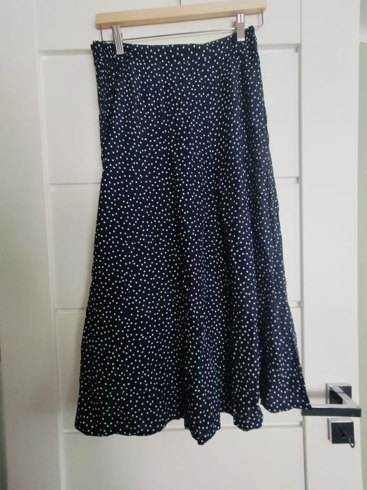 Granatowa spódnica midi w grochy