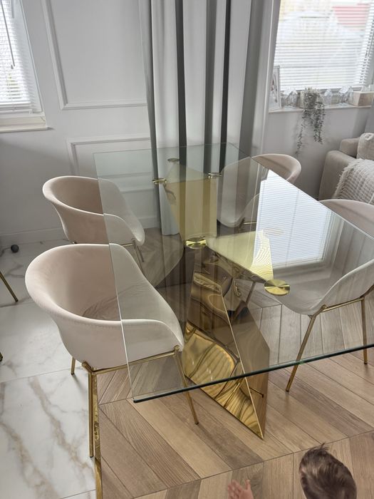 Szaklany stol  zlote nogi