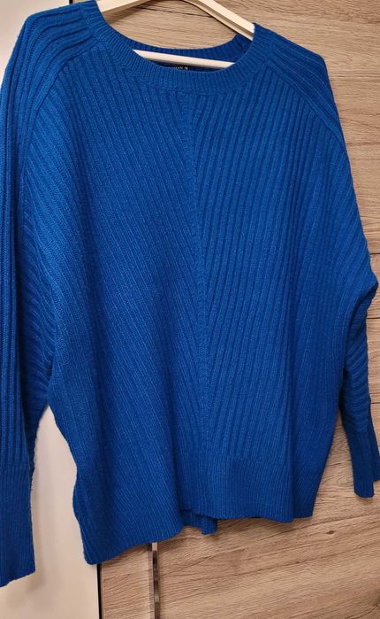 Sweter w wysmuklający splot materiału marki Roman