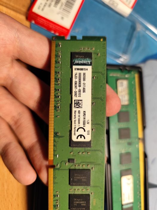 2 планки оперативной памяти Kingston DDR4 8 ГБ (2x4 ГБ)