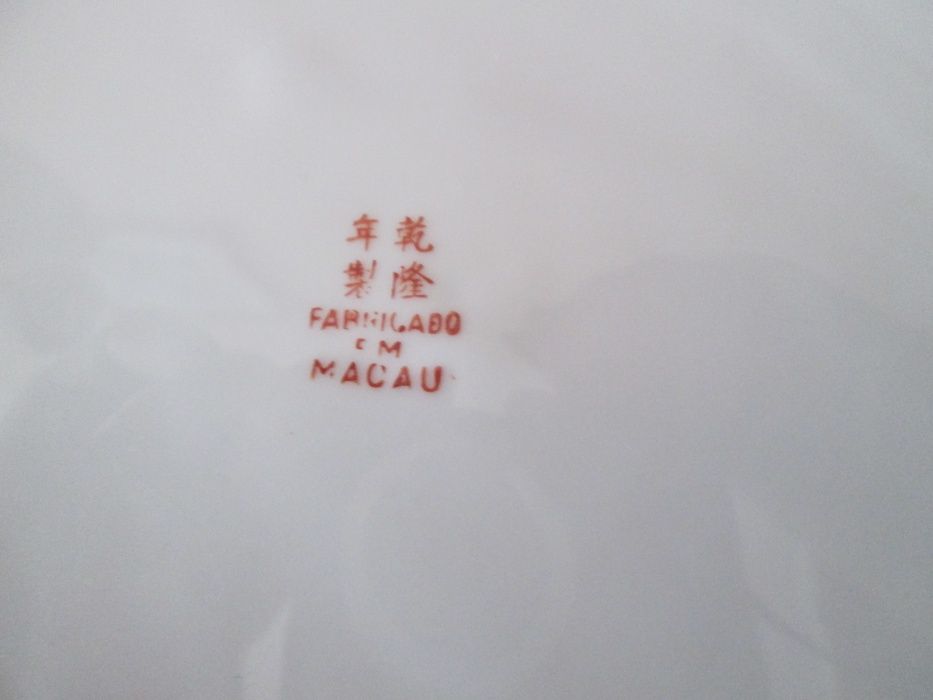 8 pratos de loiça de Sacavém , 3 de Macau e 1 saladeira