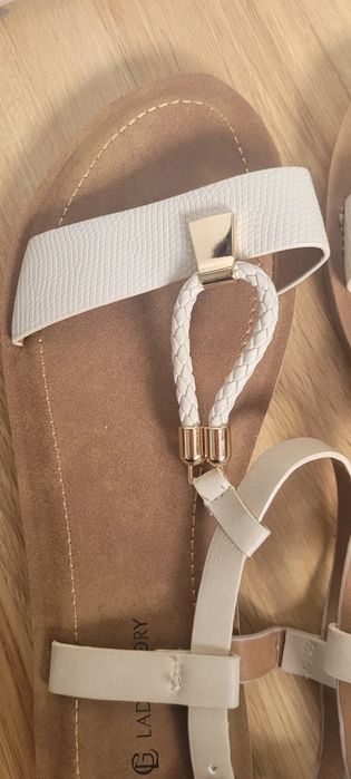 Nowe piękne sandałki