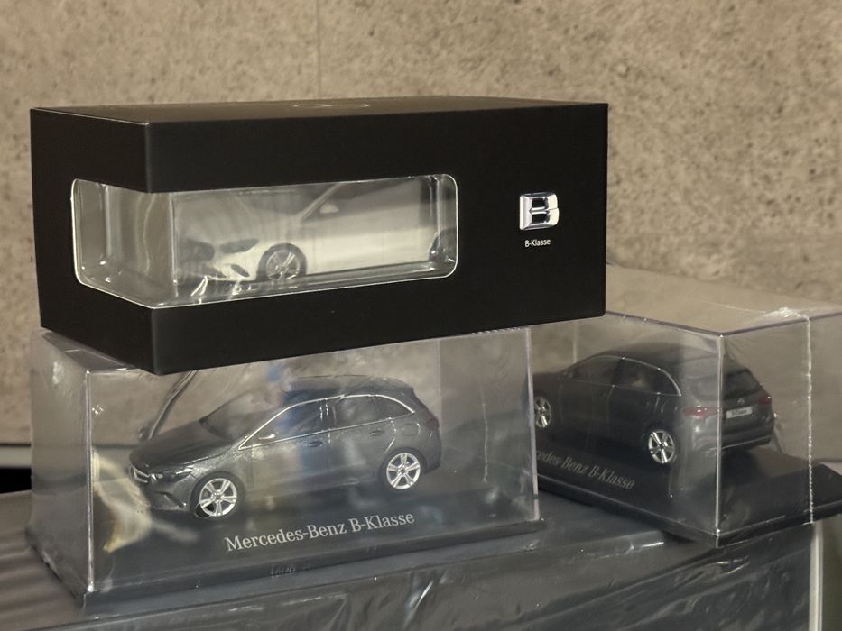 Mercedes B-Class B klasa W247 szary bialy 1:43 Herpa