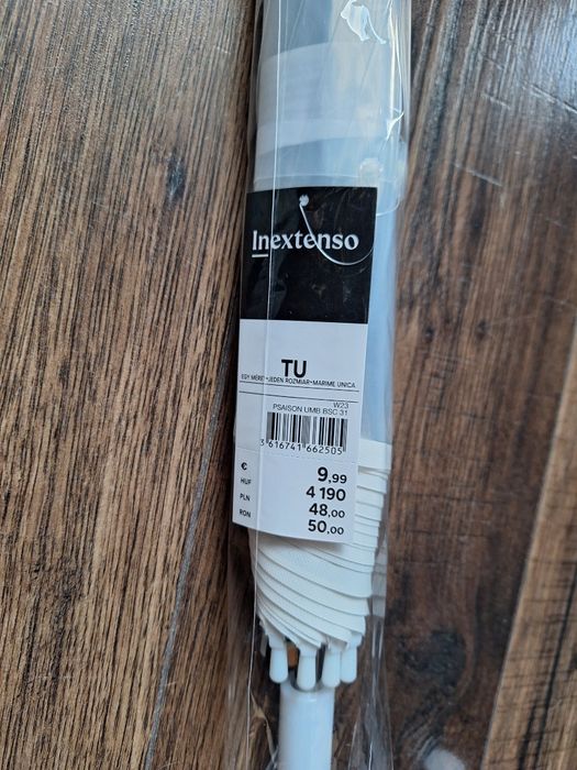 Przezroczysta parasolka z białymi elementami, ślub