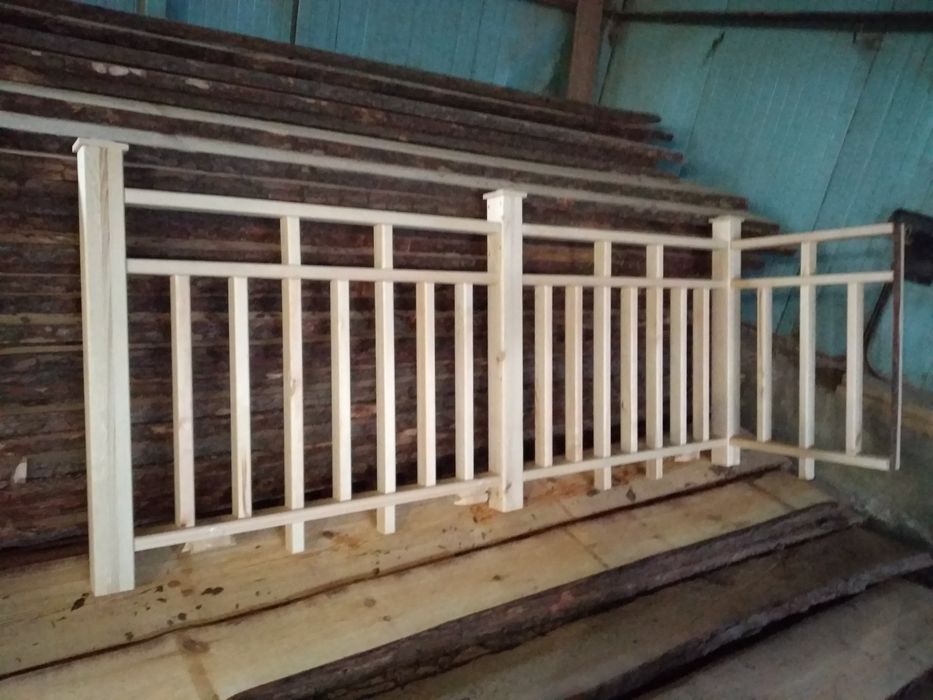 Кровать, разная мебель, двери, окна и все из дерева