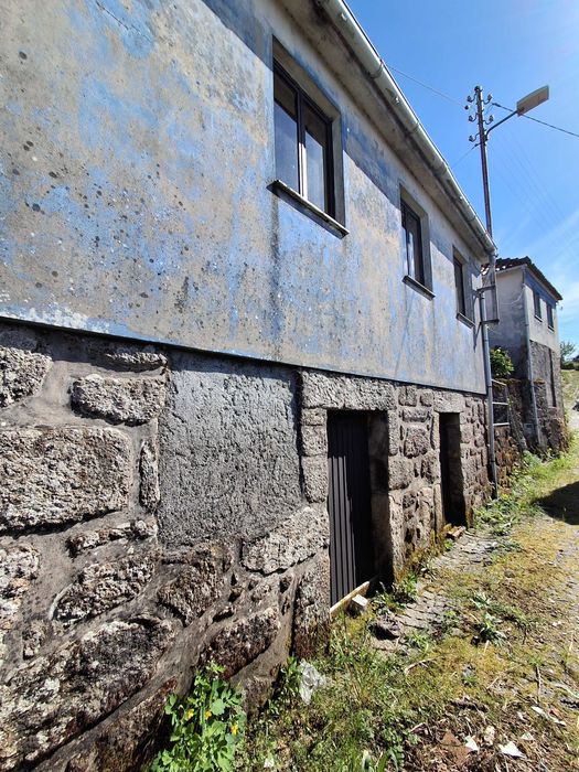 2 Moradias (T2 + T3) para venda em Cambra, Vouzela