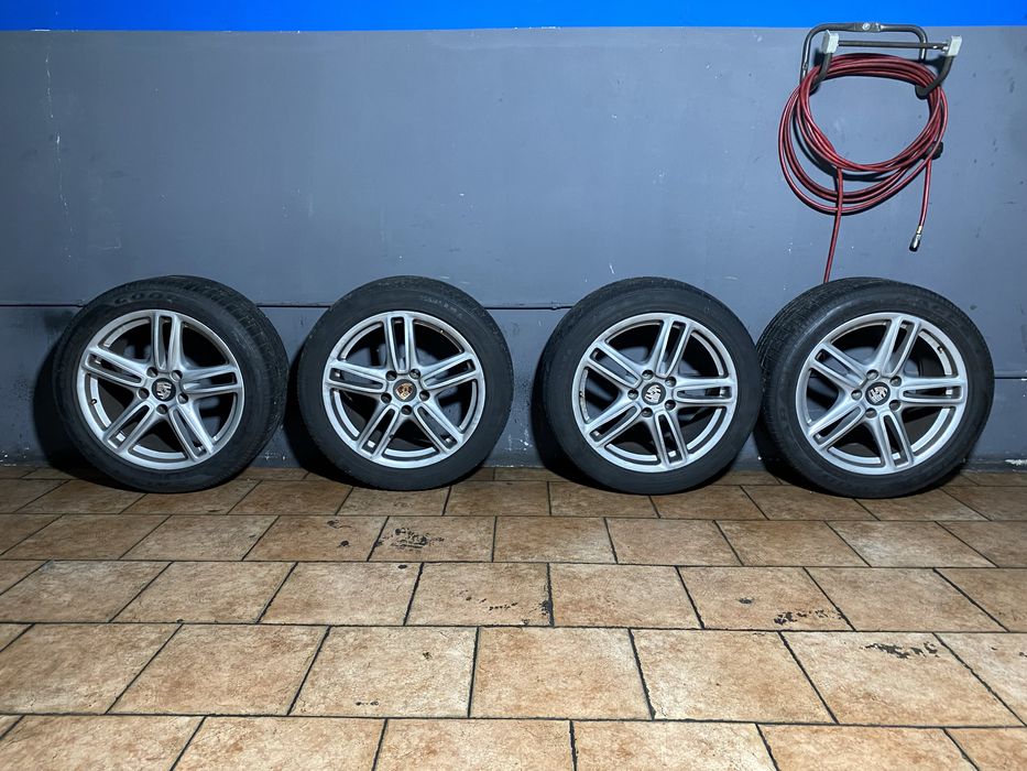 Conjunto 4 jantes originais PORSCHE R19 com pneus. Furação 5x130. Jantes em muito bom estado.