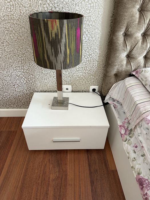 Duas mesas cabeceira brancaw