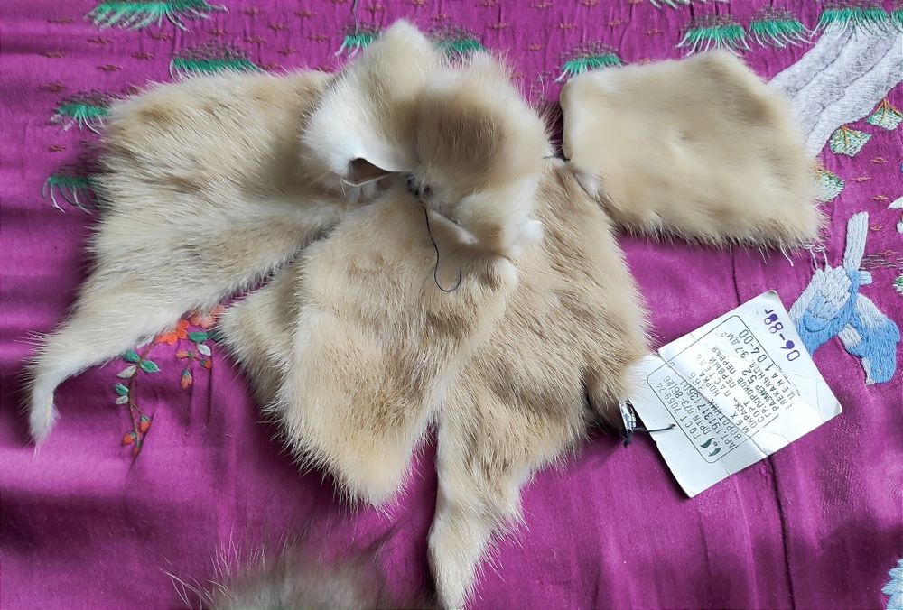 Мех норки на воротник.