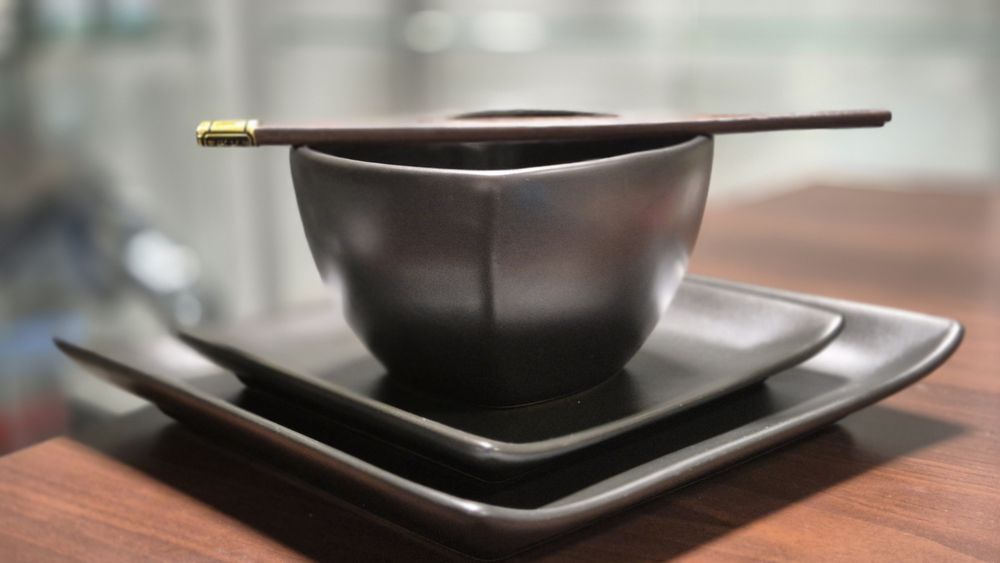 Prosty i elegancki zestaw dla jednej osoby – talerze, miska + pałeczki