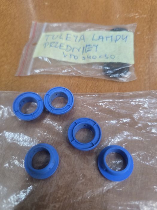 Tuleja Tulejka Mocowanie Lampy Przedniej Volvo V50 S40 C30  2 SZT