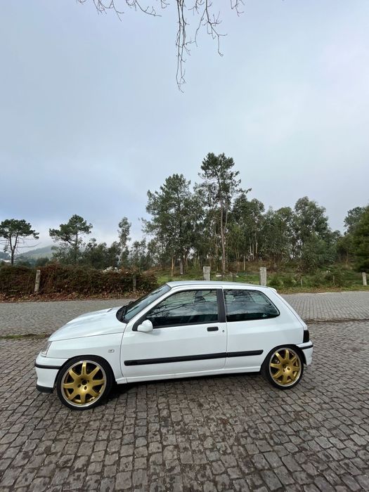 Renault Clio TD 5 lugares(Preço sem jantes speedline)
