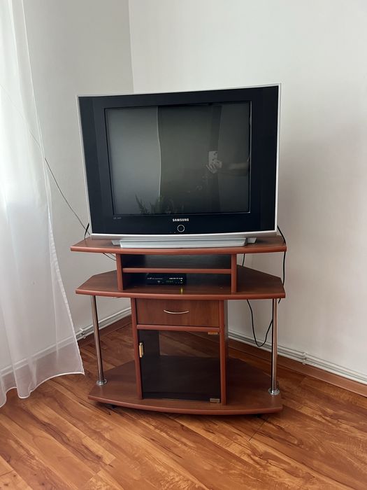 Продається телевізор і тумбочка