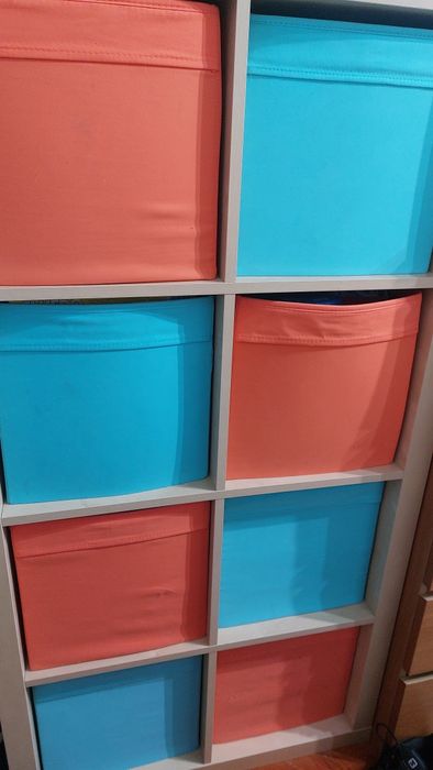 Estante Ikea com 8 cubos