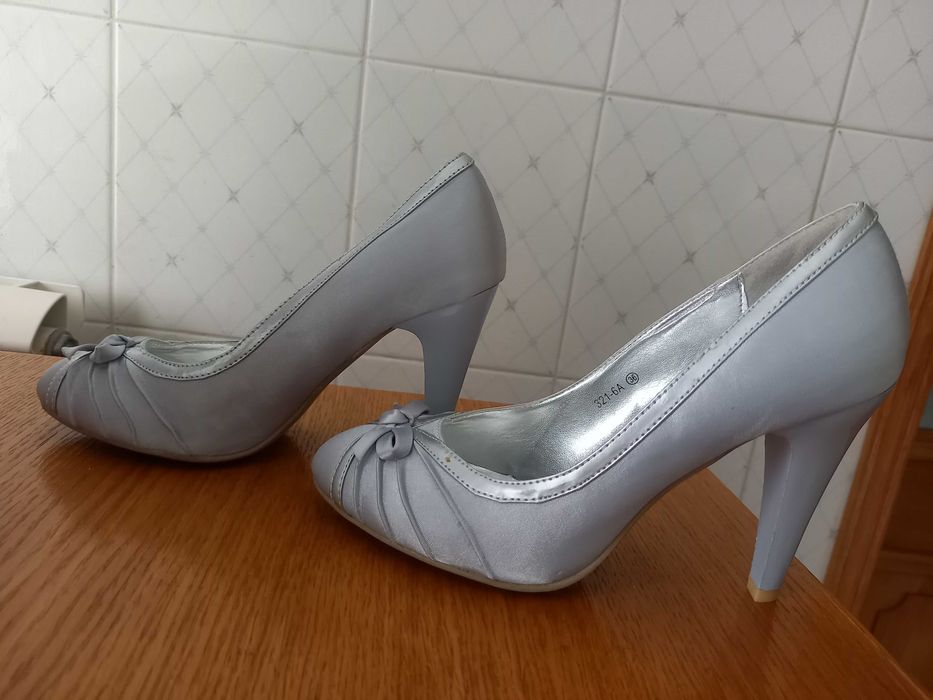 Sapatos cinzentos de cerimónia