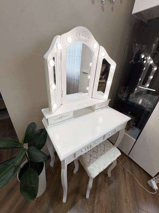 Toaletka biała ze swiatłem led