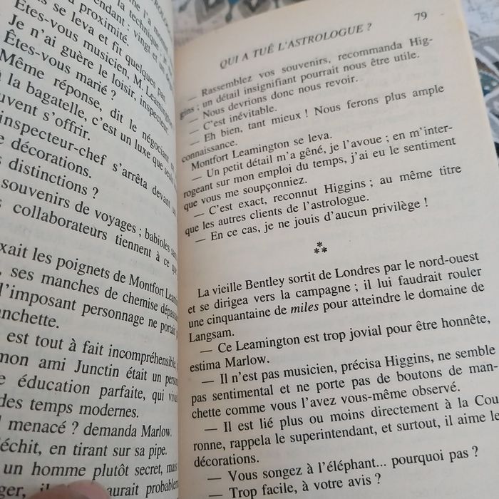 Qui a tué l'astrologue. Portes incluídos