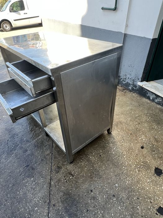Bancada de inox com gavetas