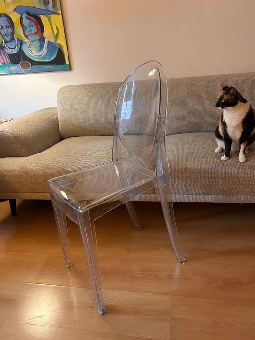 Cadeira de plexiglass moderna e elegante,