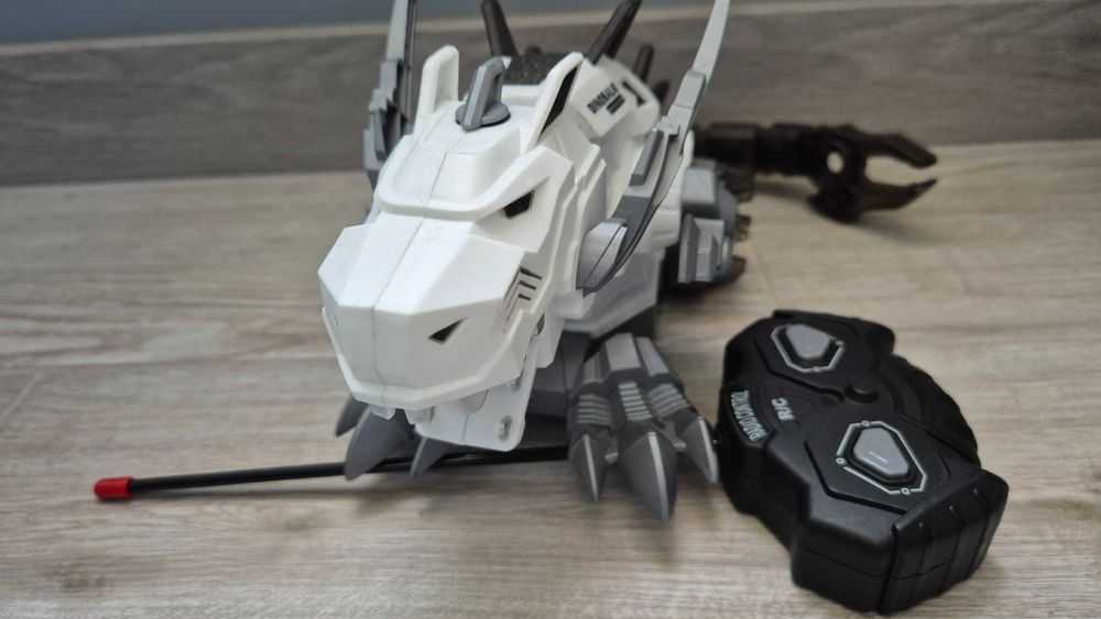 Радіокерована іграшка дінозавр, пускає пар із рта.