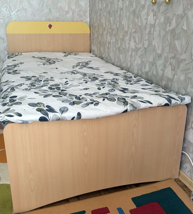Кровать односпальная , состояние новое