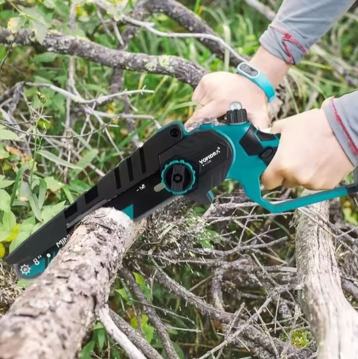 Serra 8'' c/Reserv. de Óleo e Motor Brushless 2x4Ah Baterias Incluídas