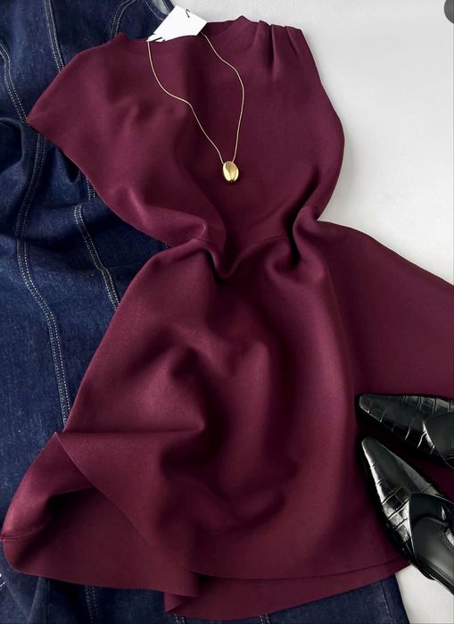 Бордова міні-сукня з асиметричним вирізом