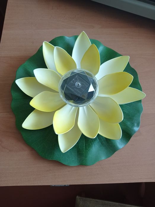 Плавающая светящаяся лилия для пруда, озера.