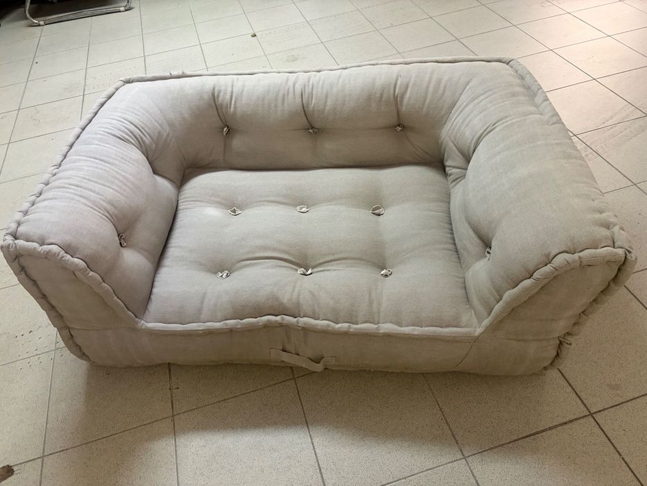 sofá baixo, para espaço pequeno, ou para quarto.