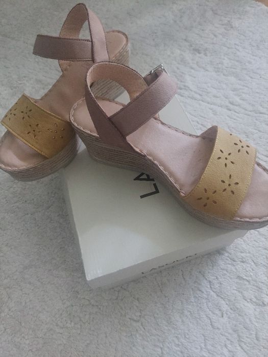 Sandały damskie skórzane na koturnie Lasocki