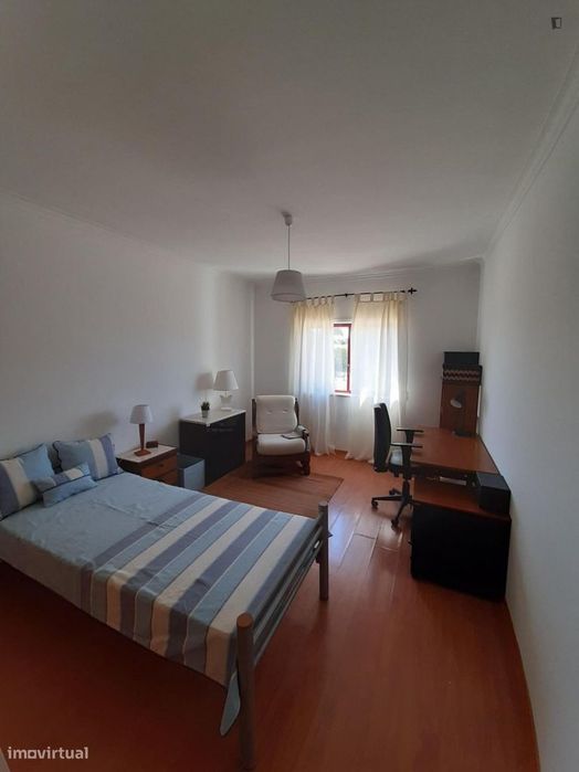 Quarto - localizado em Caparica Lisbon