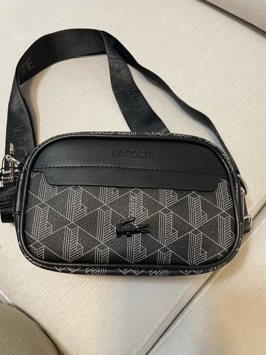 Bolsa tiracolo Lacoste preta com padrão monograma