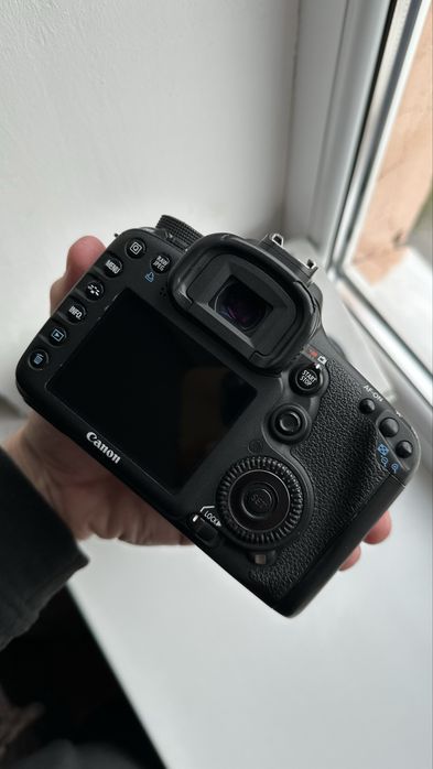 Canon 7D + Canon 50mm f1.8 + Canon Speedlite 600EX-RT + Youngnuo YN622C ii