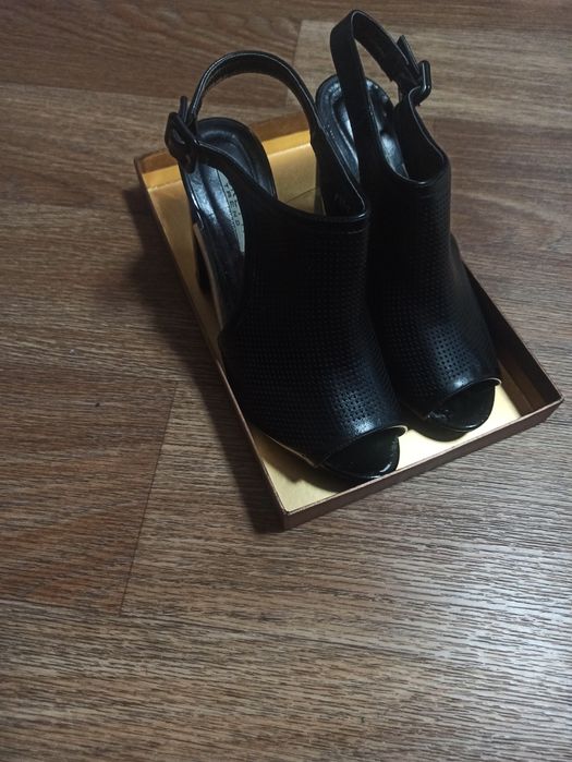 Женские босоножки