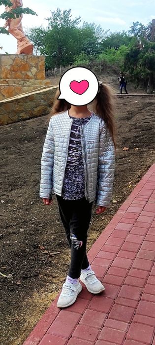Продам стильну  вітррвку на 7-9 років, ідеальний стан.