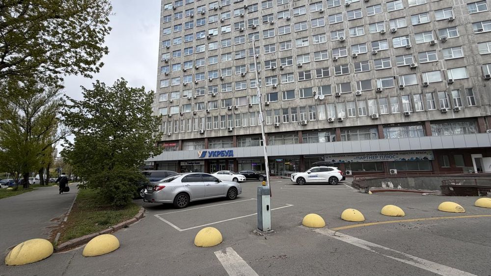 Оренда паркомісць на вул. Євгена Сверстюка,23