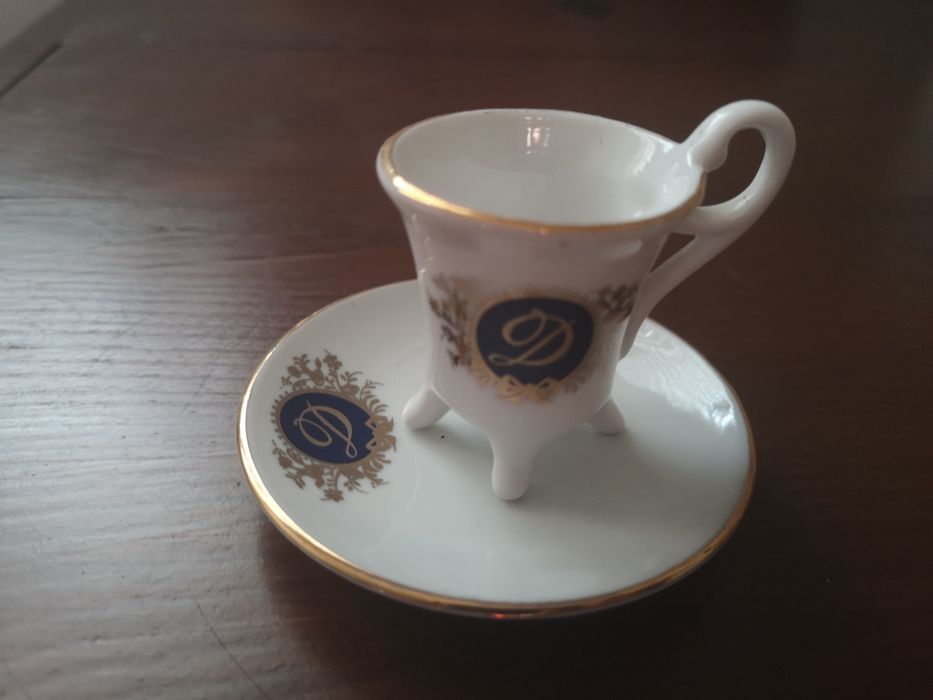 Três chávenas miniatura