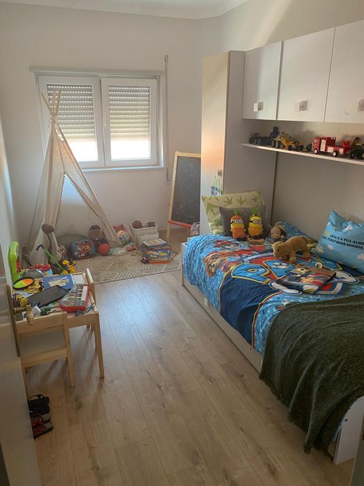 Cama com arrumação e roupeiro